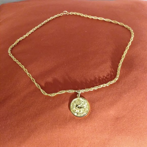 Sarah Coventry: Virgo pendant gold tone with a gold tone chain - Picture 3 of 5